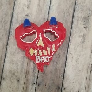 Skull heart brooch